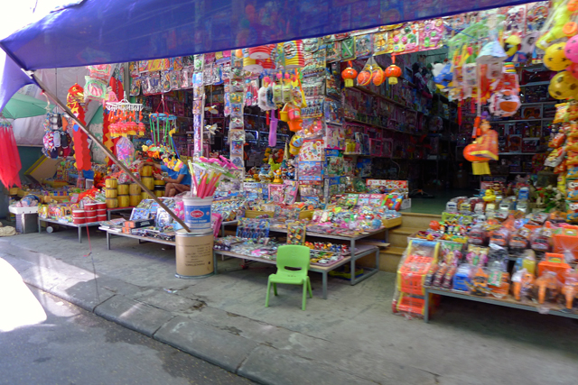 ※日本では懐かしい駄菓子屋のような店。色鮮やかな玩具は今のベトナムをあらわしている。