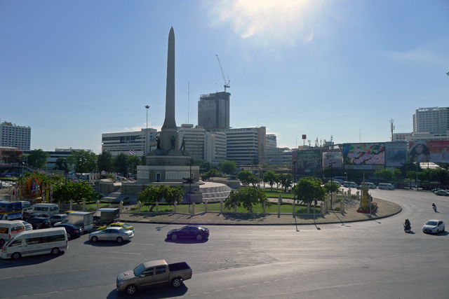 Victory Monument station　この戦没者記念塔を見て、どこにいるかがわかって一安心。