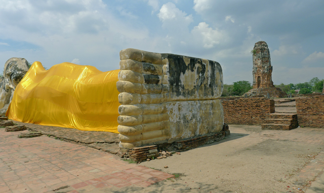 Wat Lokkaya Sutha　巨大な涅槃像があるワット・ロカヤ・スター