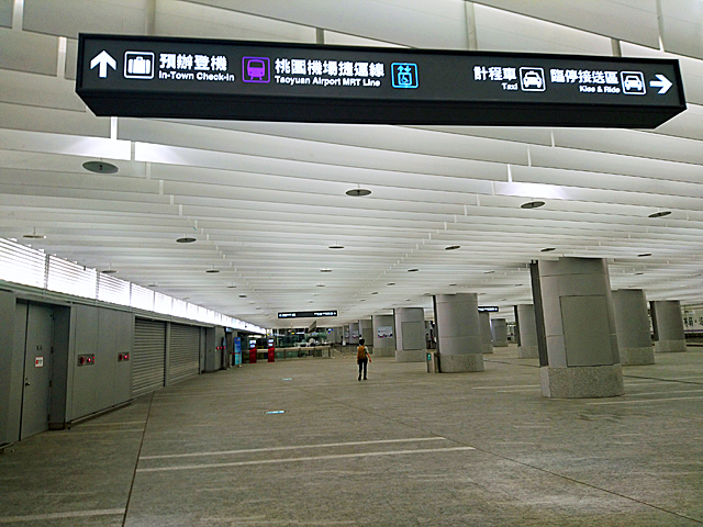 桃園エアポートMRTの台北駅に到着