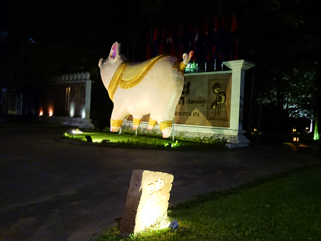 ホテル前のオブジェ、カンボジアの今年の干支「豚」