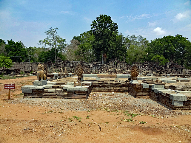 中央寺院が崩壊している中で、ガルーダがきれいに残っている。