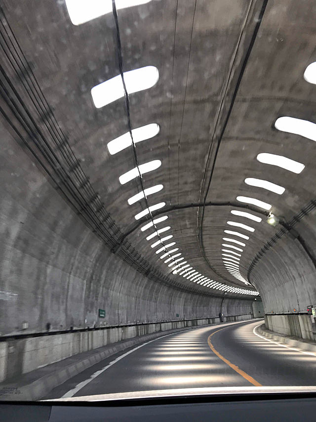当丸峠の冬の通年走行を可能にするトンネル、泊原発の避難シェルターの機能付き