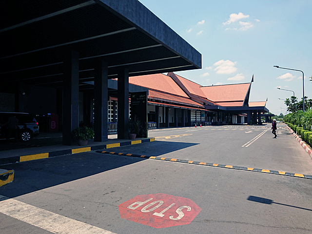 日中の空港は、意外と閑散としている。