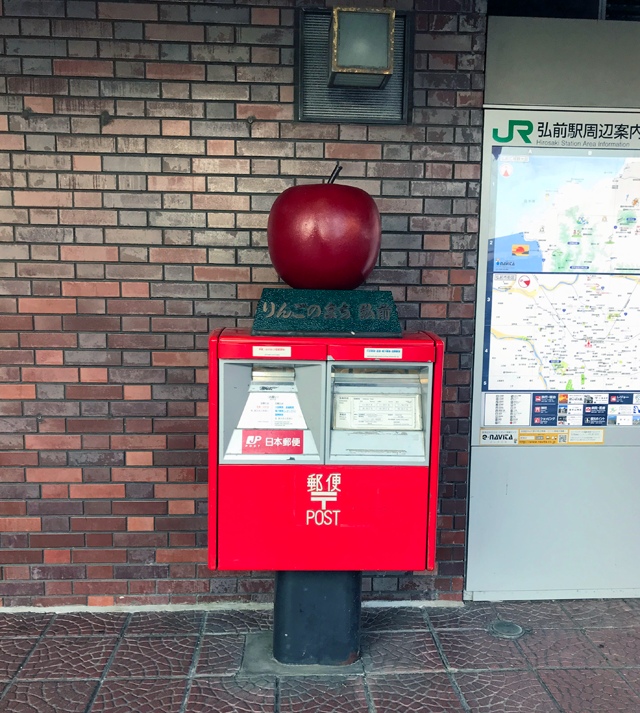 弘前駅前のリンゴをのせた郵便ポスト。わかりやすい。