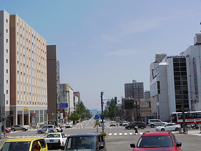小樽駅前通り、小樽港までまっすぐの道。