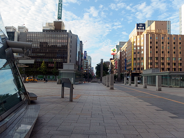 札幌駅前通りの車も人通りも少ない。
