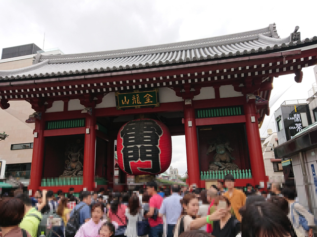 東京浅草雷門はいつも賑やか。