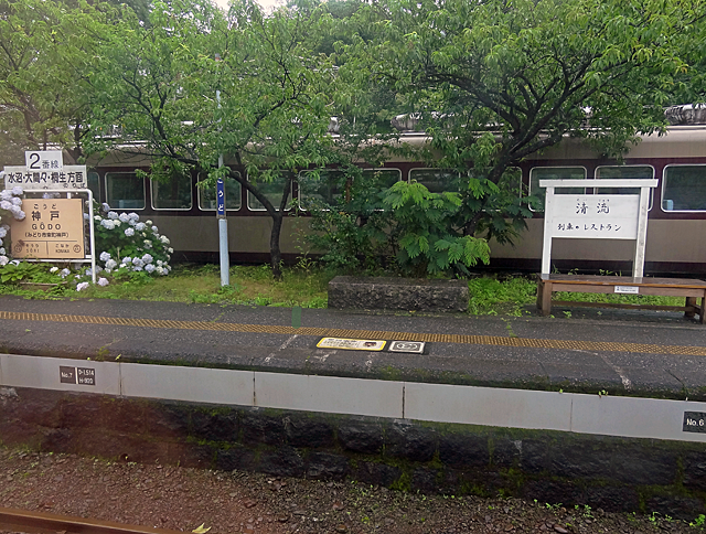 神戸駅には列車の車両を使ったレストランがあります。