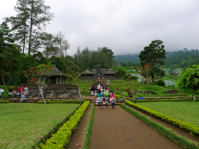 インドネシア・ジャワヒンドゥー教チュト寺院の参道