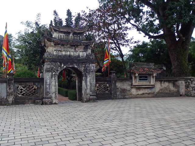 初代皇帝ディン・ティン・ホアン廟への門です。