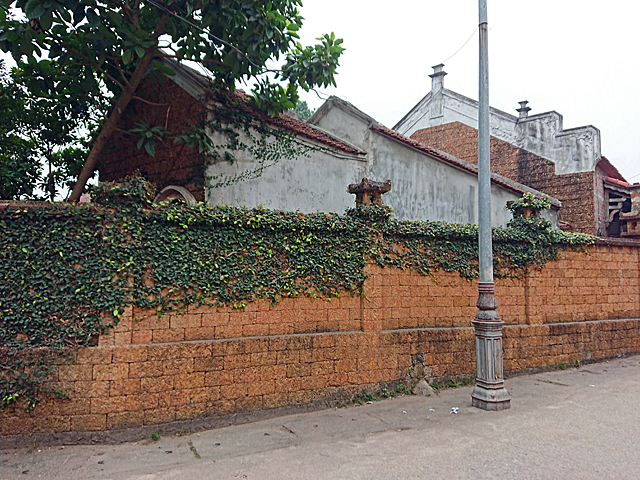 ラテライトで作られた塀と建物の壁面