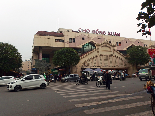 ハノイ最大の卸売中心のドンスアン市場