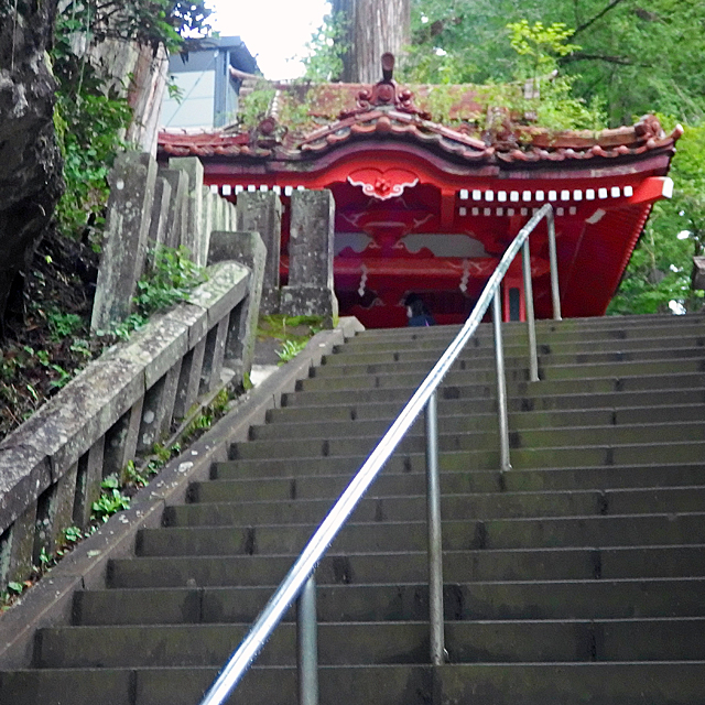 御水屋へ向かうところから本殿までは、登りの階段が続きます。