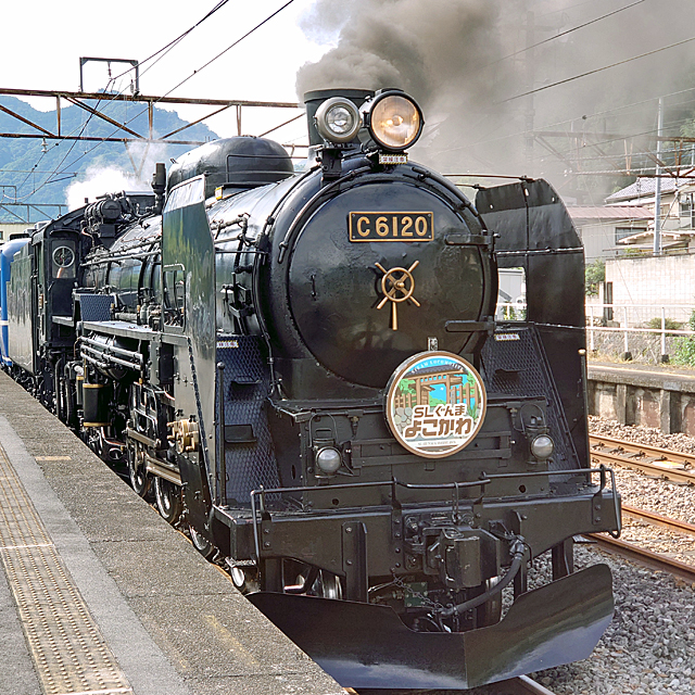 車輪が大きく乗り心地がいいとされる「C61」が高崎駅まで乗客を運びます。
