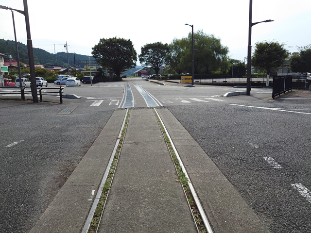横川駅から延びる線路は、廃線前の敷設のまま残されている。