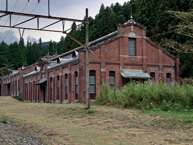 富岡製糸場も重厚なレンガ造りが印象的で時代をあらわすのかと。