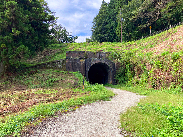 2号トンネルもレンガで構成されています。