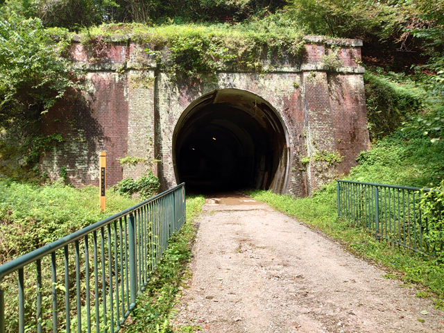 5号トンネルは、ゆっくりと左カーブで見通しありません。