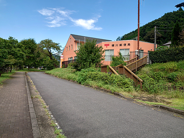 まず目に入るのは「横川郵便局」です。