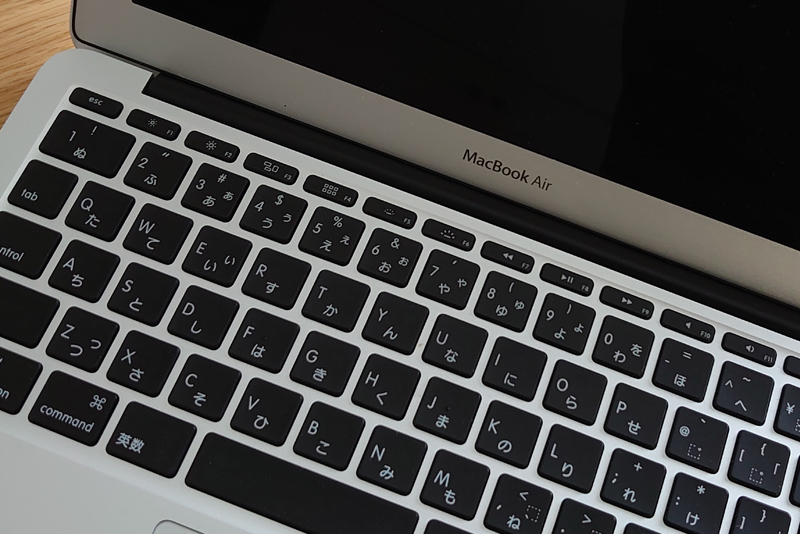 当時のMacBook Air 2011、今ではiPadの方がモバイル通信がしやすい。