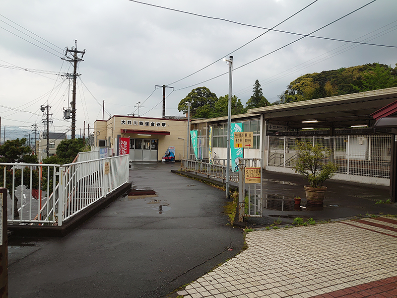 一度大井川鐵道金谷駅の外へ出ます。