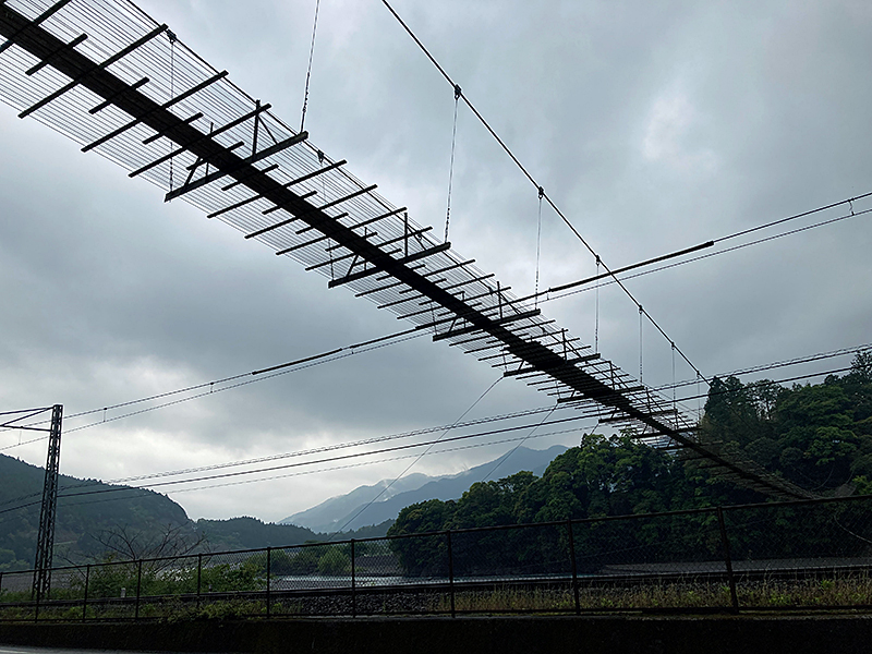 大井川で一番大きな吊り橋、国道・鉄道・川幅をまたぐ220ｍは、生活を繋ぐ橋。