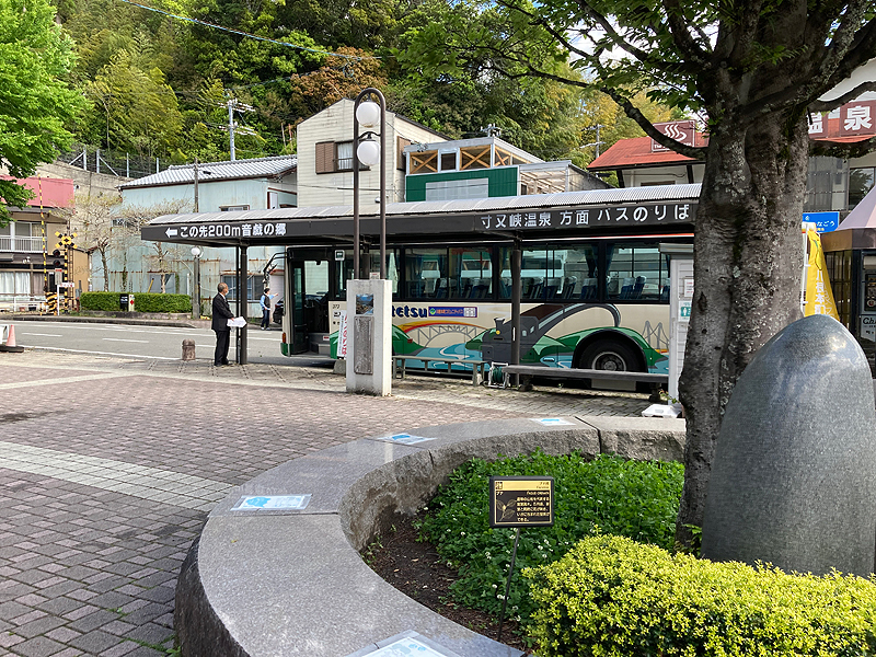 寸又峡温泉行きのバス停です。この大型バスがあの細いワインディングロードを走ります。