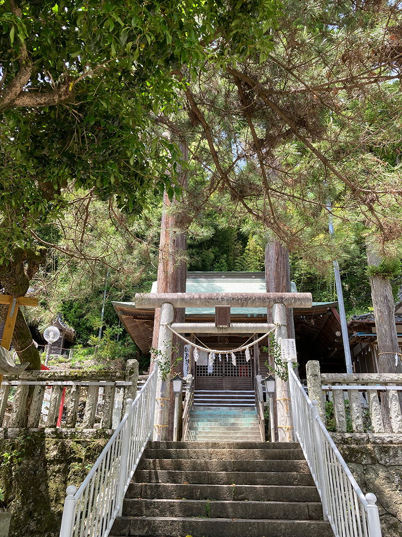 諏訪神社があり、その隣には「清瀧寺」