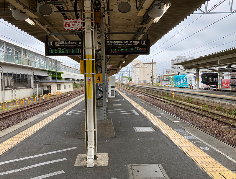 JR掛川駅ホーム、昨日の天浜線の電動アシスト自転車「PAS」のタッピング車両が見える。