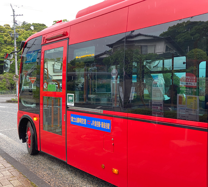 特徴のある真っ赤なバスは一目でわかります。