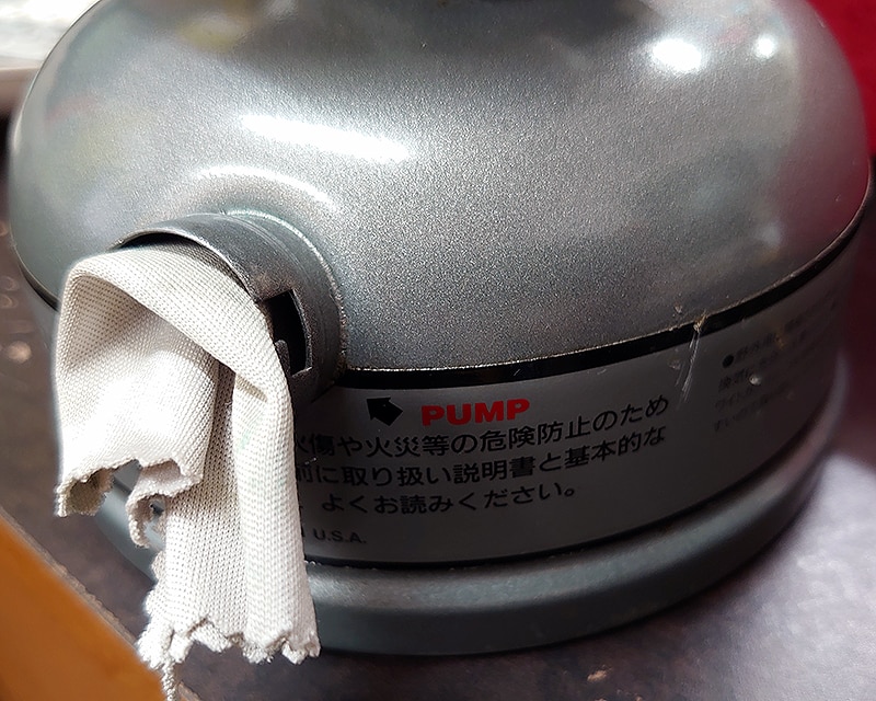 意外と本体シリンダー内部が汚れています。ポンプカップの傷み防止にも清掃します。