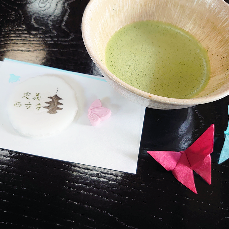 温かい抹茶には、茶菓子が付きます。赤い鶴の折り紙が温かい注文です。す。