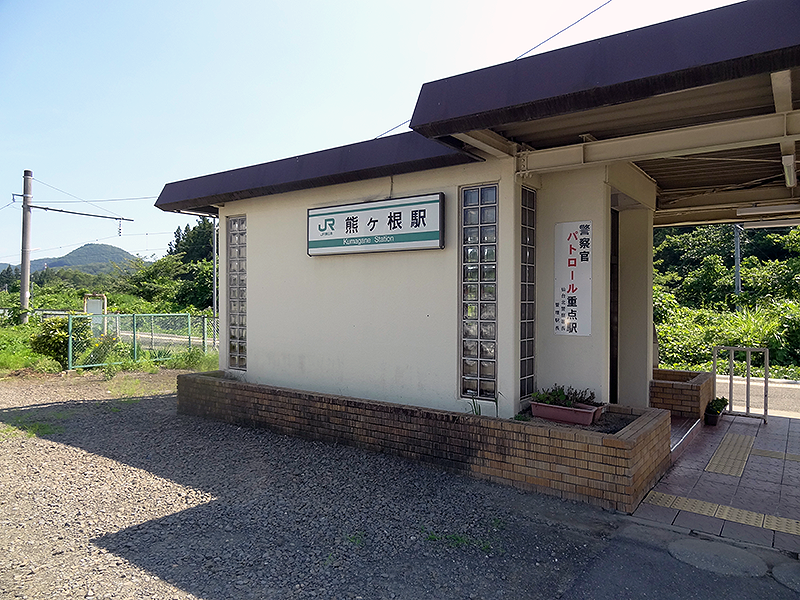 JR熊ヶ根駅の駅舎と作り出す日影で助かりました。