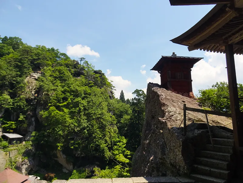 この納経堂の岩下には慈覚大師が眠る入定窟（にゅうじょうくつ）があるが立入は禁止されている。