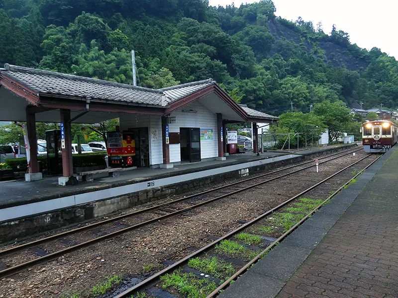 駅内に温泉施設がある「水沼駅」に入線するわたらせ渓谷鐵道。