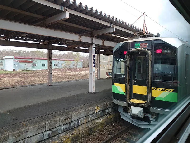 黒松内駅では、下りの倶知安行きと出会います。