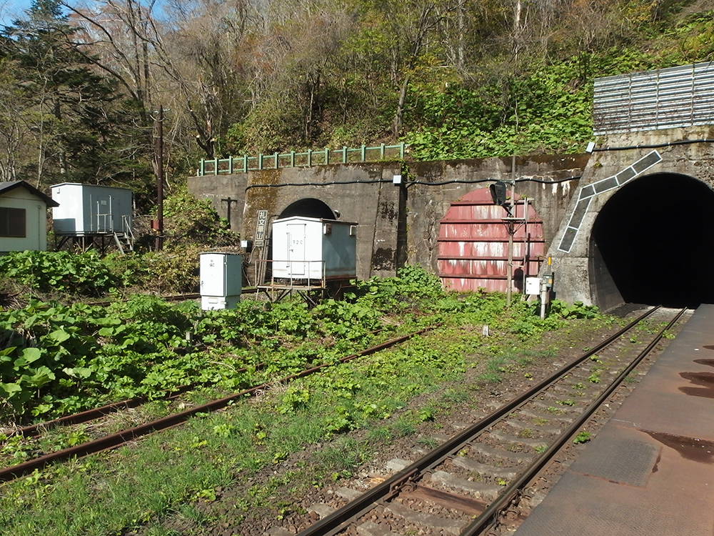 礼文華山（下り）、新礼文華山（上り）トンネルは、出ると小幌駅という具合。