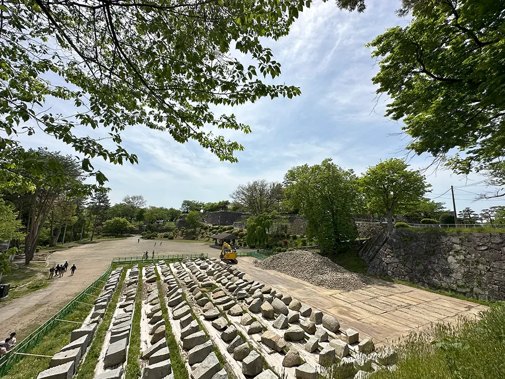 盛岡城跡の石垣が置かれ保管されています。
